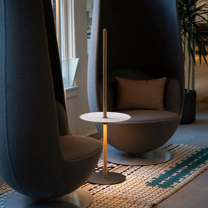 Nivel Pedestal Stor Vit Ek med Svart Bricka