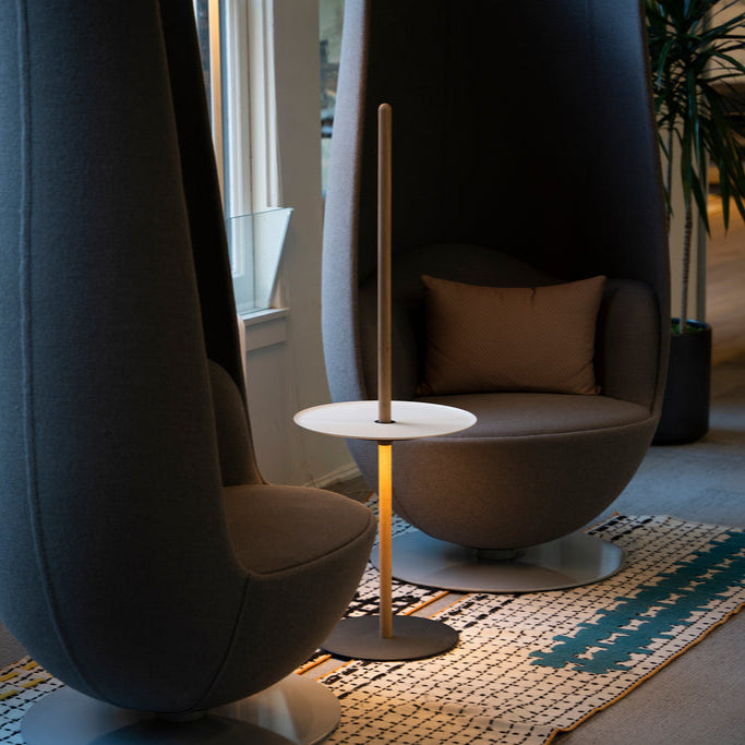 Nivel Pedestal Stor Valnöt med Vit Bricka