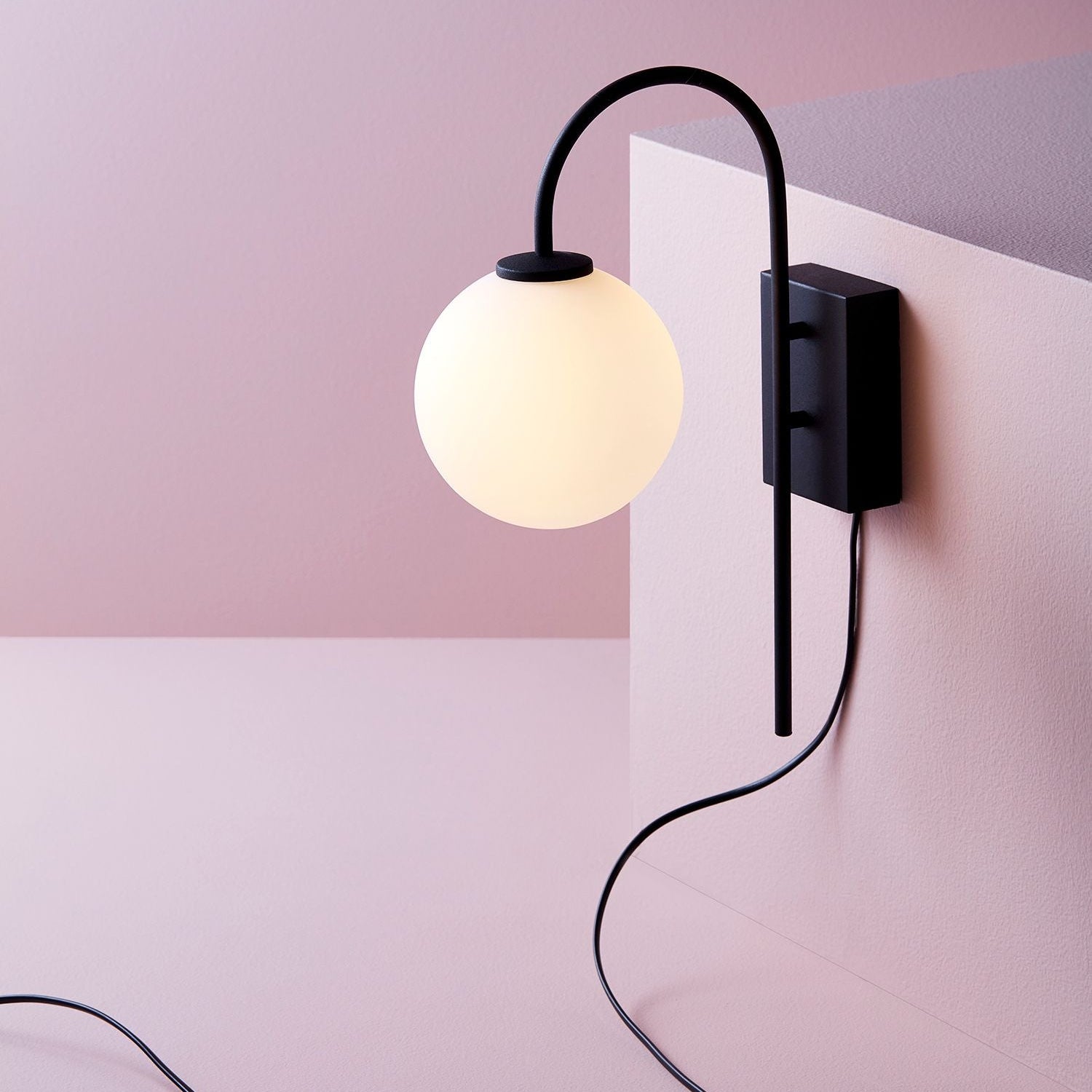 Herstal - Vägglampa Ballon svart/opal glas