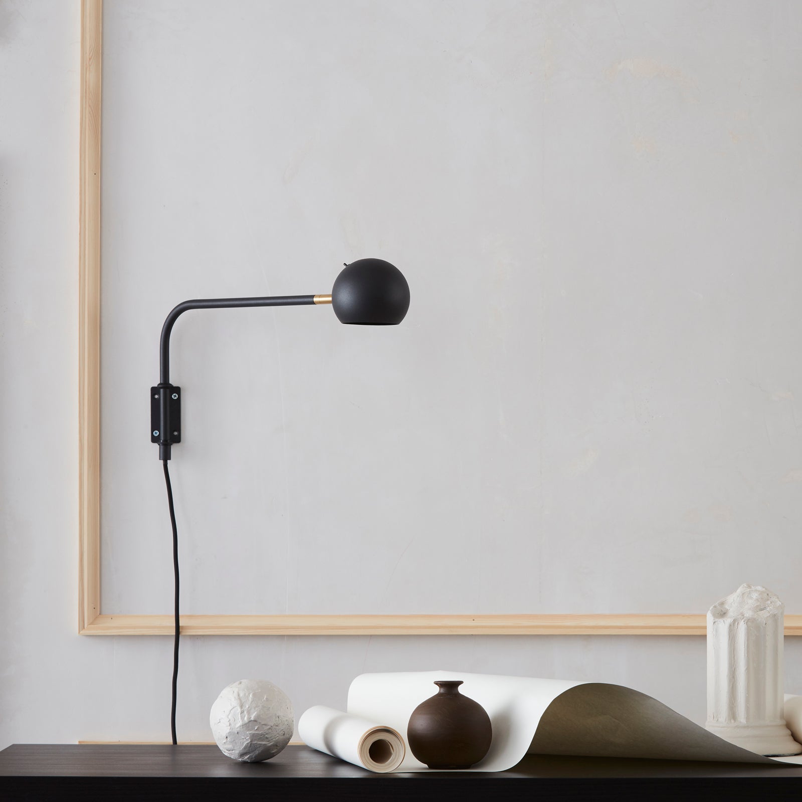 940215_yes__wall_lamp_black_low_4.jpg