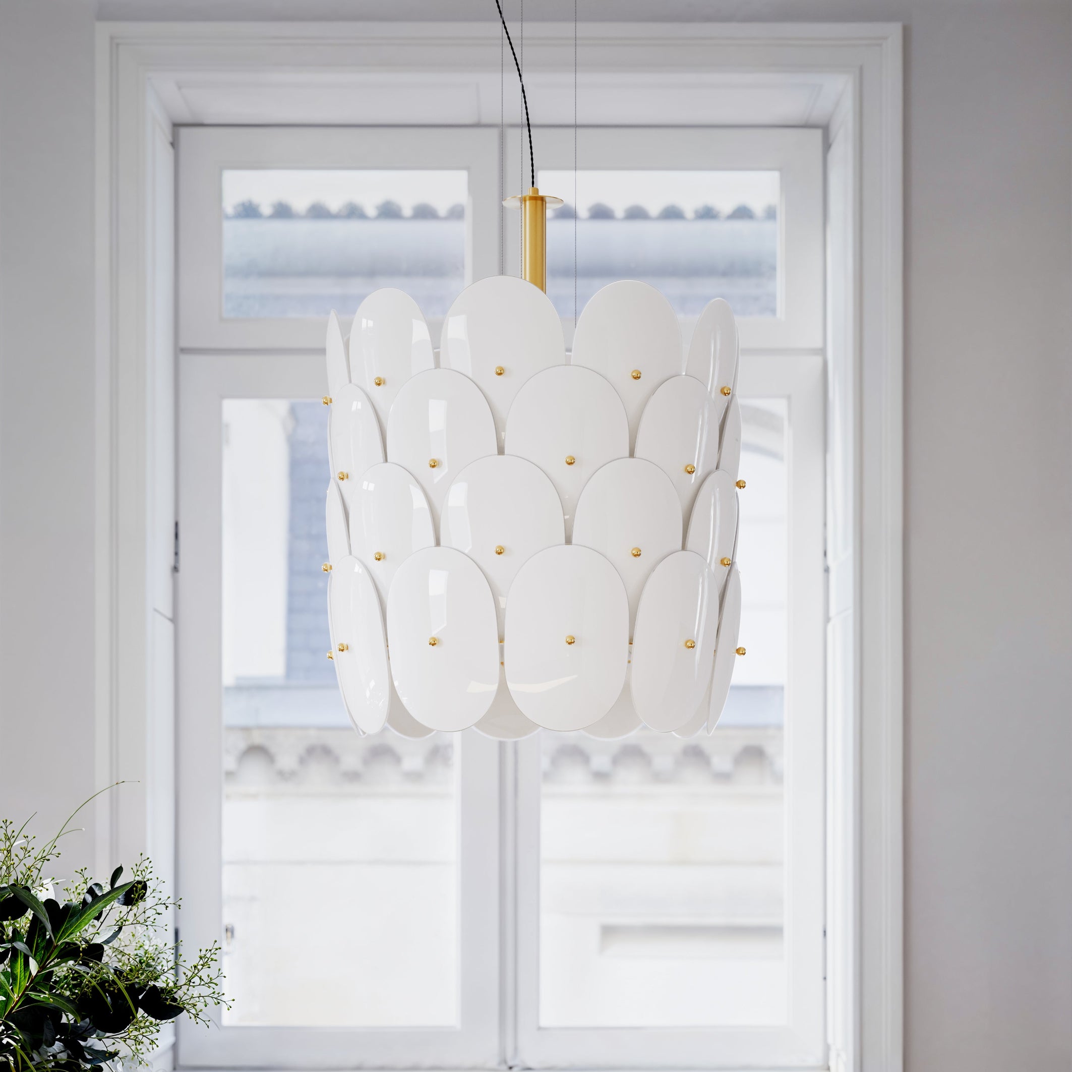 By Rydéns - Omlott taklampa Ø50 cm mässing/vit