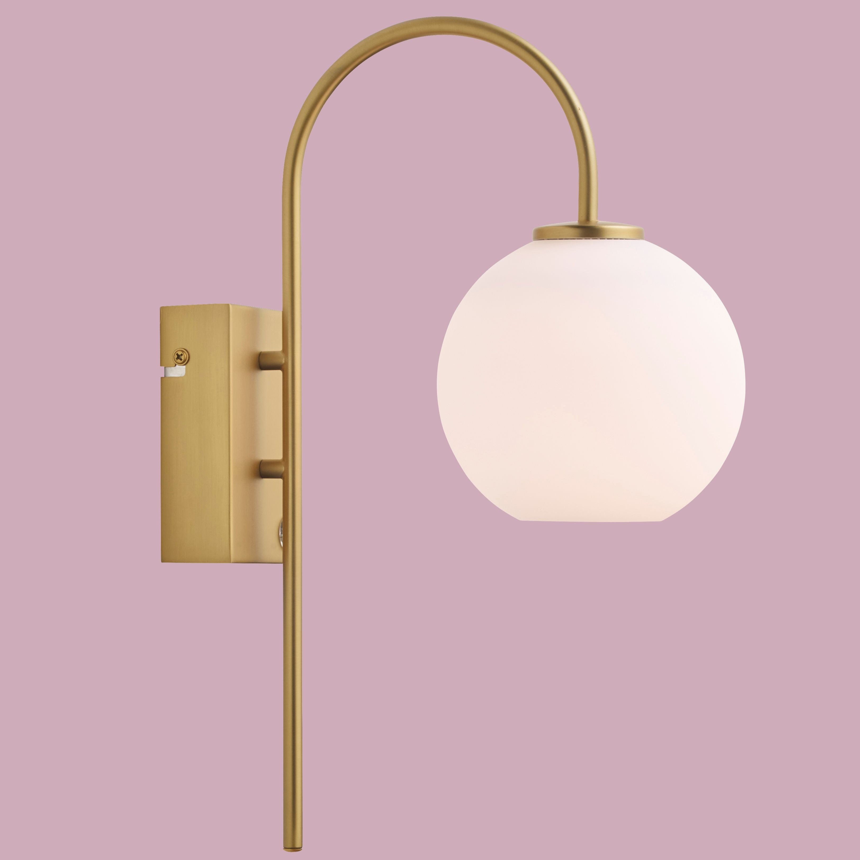 Herstal - Vägglampa Ballon satin mässing/opal glas