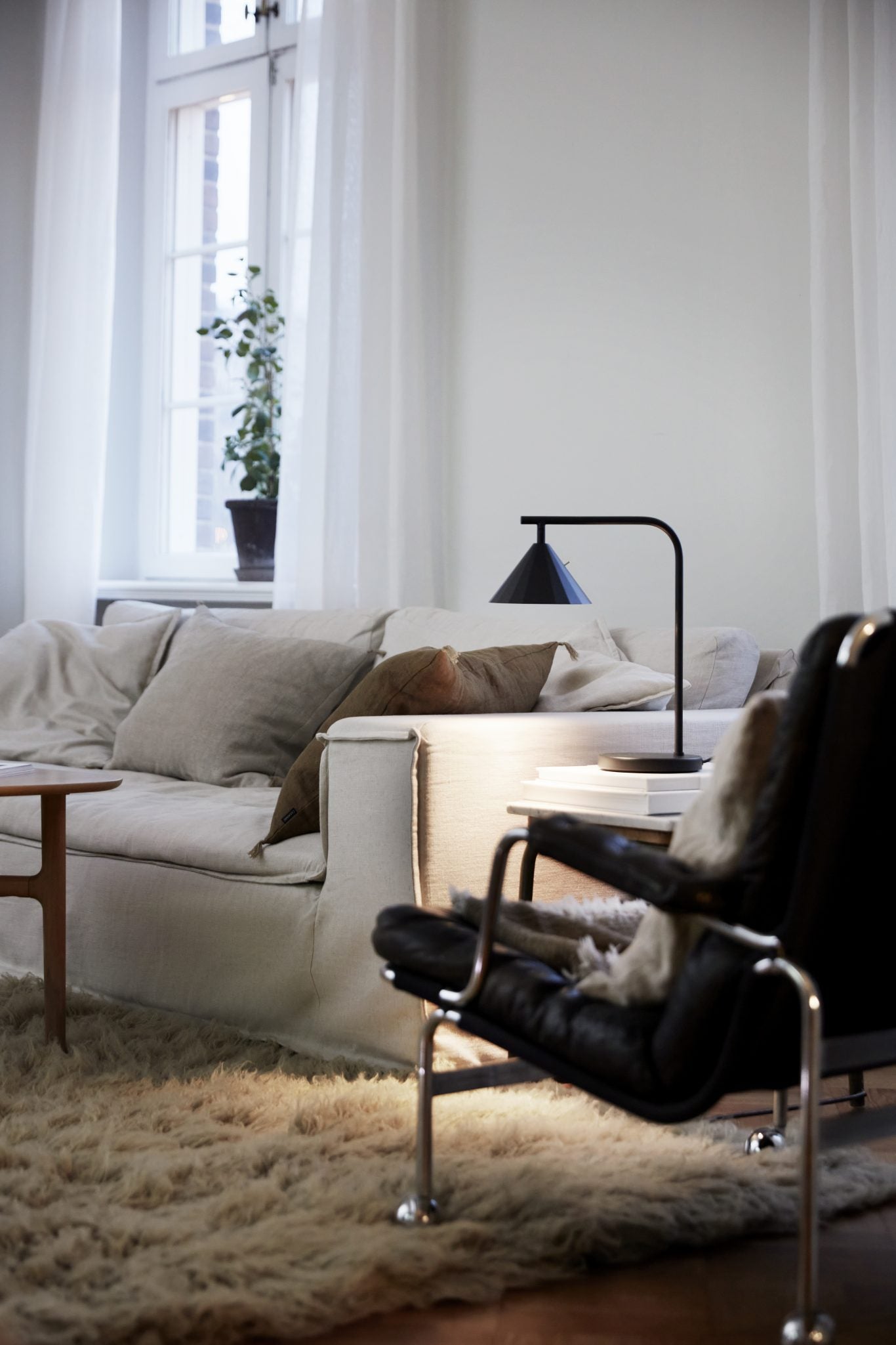 co_bankeryd_rain_table_black_359315_5-1366x2049_a0e20fdf-8b8c-443e-b3ab-0212a992fdce.jpg
